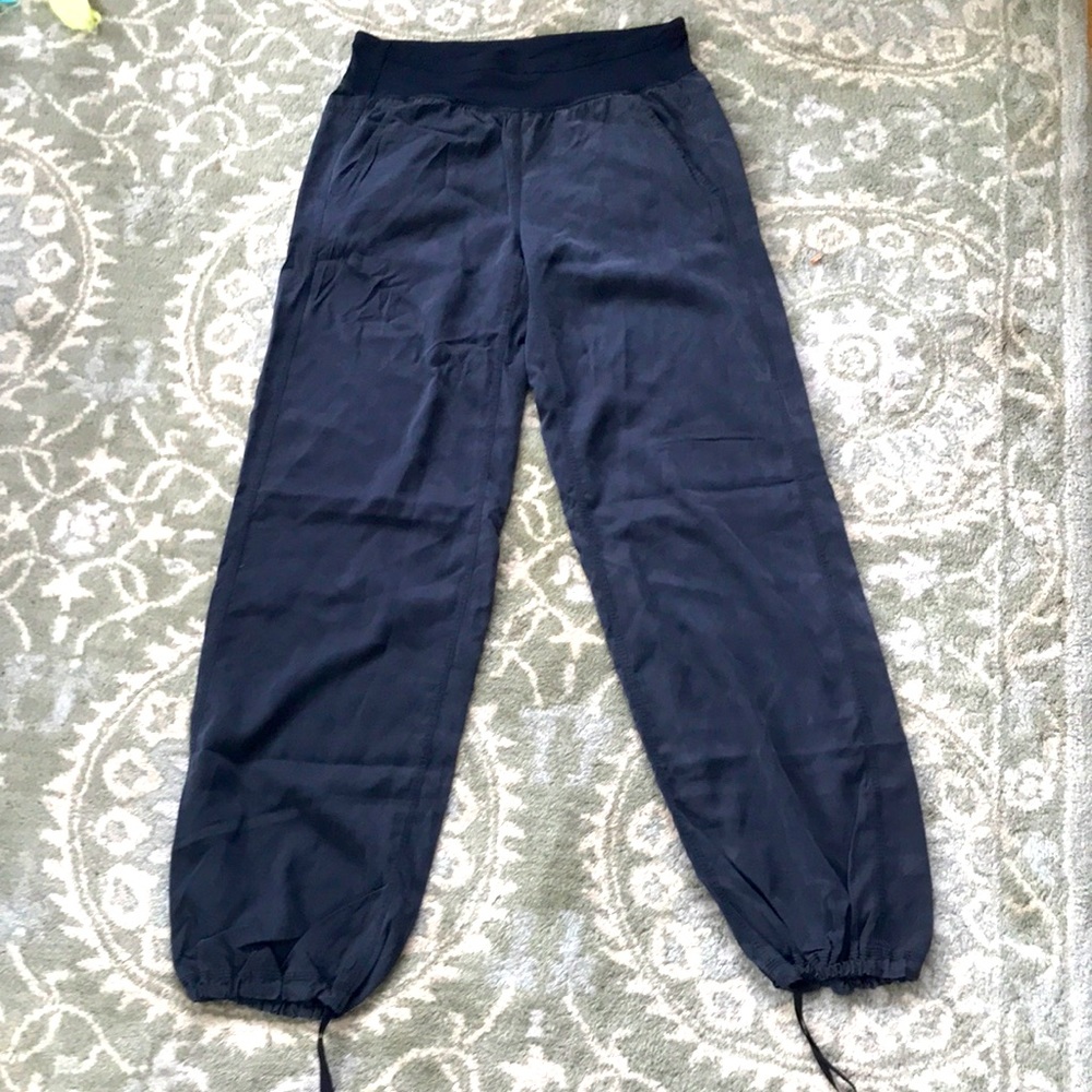 Lululemon women’s lightweight pant